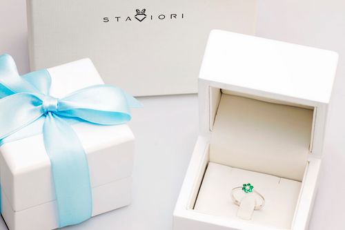 śliczny pierścionek kwiatek ze szmaragdami i diamentem w białym złocie na Arena.pl