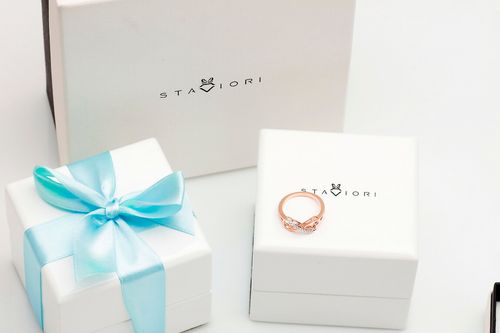 pierścionek nieskończona miłość z różowego i białego złota z diamentami na Arena.pl