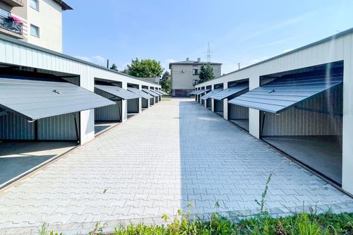 Rząd garaży 28x5,5m 7x bramy uchylne - biały  dach spad w tył  GP489 na Arena.pl