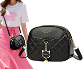 Torebka skórzana na ramię mała pikowana czarna zawieszka kotek