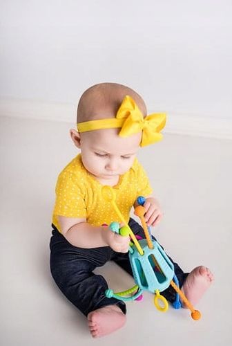 PRZECIĄGANIEC ZIPPEE ZABAWKA SENSORYCZNA prezent dla dzieci 18m+ MOBI na Arena.pl