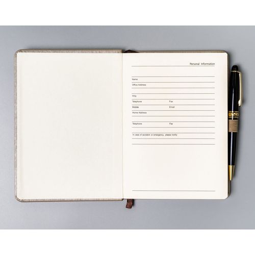 beżowy notes w formacie b6 zadrukowany w kropki, wyposażony na Arena.pl