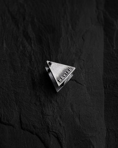 Srebrny kolczyk THE ROCK na Arena.pl