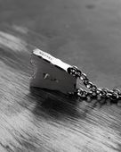 Wisiorek litera A na łańcuszku