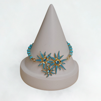 bransoletka z turkusów z kwiatuszkami zdobionymi kryształkami