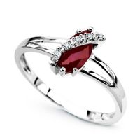 pierścionek z białego złota z rubinem i diamentami