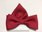 Czerwona ciemna mucha gładka jednolita z poszetką