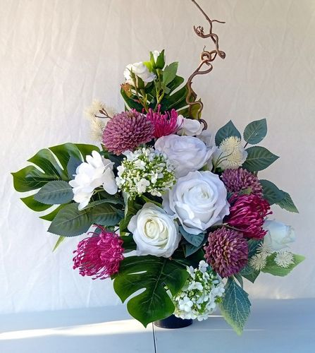 Komplet kompozycji nagrobnych z białymi różami i bordowymi chryzantemami na Arena.pl