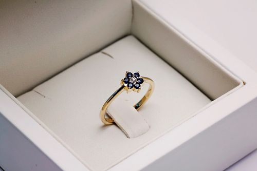 pierścionek z szafirami w kształcie kwiatka na Arena.pl