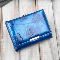 portfel damski skórzany mały lakierowany z tłoczeniem w motyle niebieski