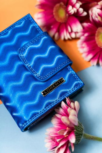 skórzany portfel damski na zatrzask i bigiel ze wzorem w fale - lorenti na Arena.pl