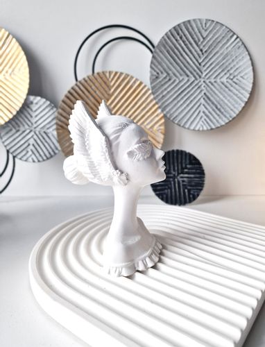 Figurka kobiety - Justice white na Arena.pl