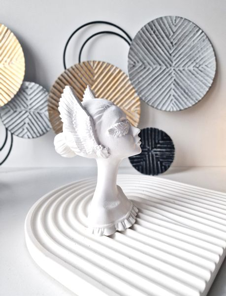 Figurka kobiety - Justice white zdjęcie 3