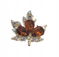 Pięknie lśniąca broszka liść klonu z białymi i brązowymi kryształkami 2,5cm