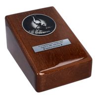 Urna kremacyjna z lampą naftową - Plakietka