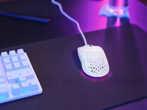 MYSZKA GAMINGOWA PRZEWODOWA ULTRA LEKKA 65g MYSZ KOMPUTEROWA DLA GRACZY LED na Arena.pl