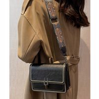 Torebka Damska CZARNA Usztywniana na Ramię Pasek Kolorowy Kuferek Zatrzask