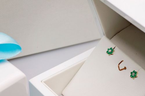 kolczyki kwiatki żółte złoto ze szmaragdami i diamentami na Arena.pl