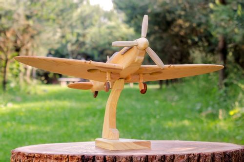 Duży model samolotu "Supermarine Spitfire" na Arena.pl