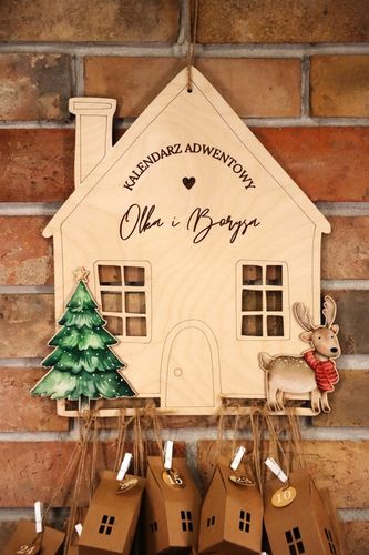 KALENDARZ ADWENTOWY Z IMIENIEM BAZA DREWNIANA Dekoracje Świąteczne DOMEK na Arena.pl