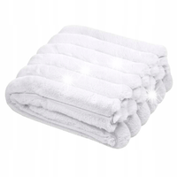 KOC POLAROWY PUSZYSTY 130 X 160 CM POLIESTER BIAŁY W GRUBE PRĄŻKI