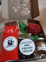 Zestaw prezentowy w pudełku z RÓŻĄ miód herbata owoce w czekoladzie mydełko