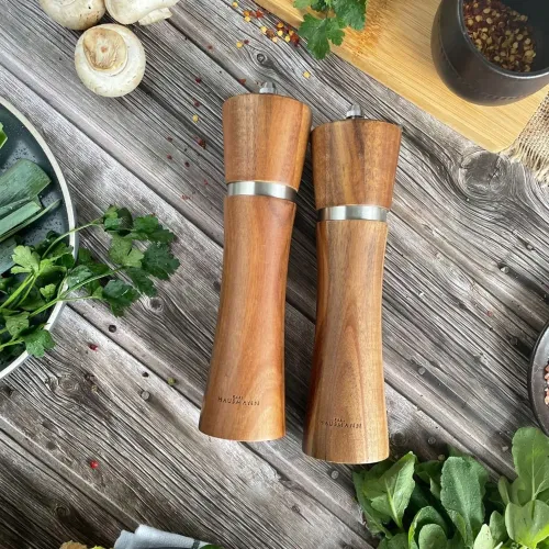 ZESTAW RĘCZNYCH MŁYNKÓW DO MIELENIA SOLI PIEPRZU PRZYPRAW DREWNIANE na Arena.pl