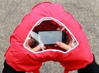ciepła rękawica z okienkiem na smartfona