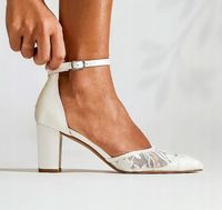 Czółenka Linzi Essence z motywem kwiatowym i koronką R40