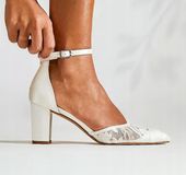 Czółenka Linzi Essence z motywem kwiatowym i koronką R40