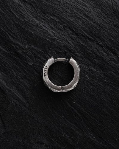 Srebrny kolczyk-kółko FLASH na Arena.pl