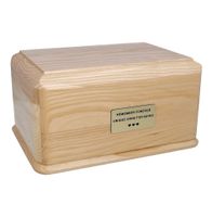 Drewniana urna wykonana z jasnego drewna / Plakietka