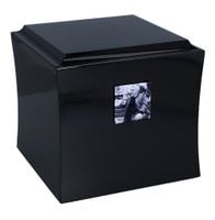 Czarna drewniana urna ze zdjęciem zmarłego Czarno-białe