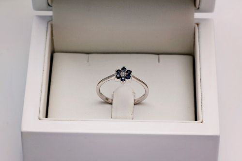 śliczny pierścionek kwiatek z szafirami i diamentem w białym złocie na Arena.pl