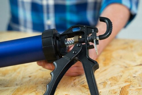 Pistolet wyciskacz do silikonu mas uszczelniacza klejów 600ml MOCNY na Arena.pl