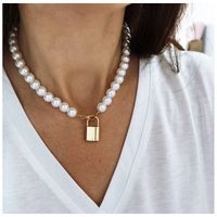 naszyjnik sztuczne perły z kłódką n710