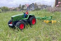 TRAKTOR ZDALNIE STEROWANY DLA DZIECI CIĄGNIK RC Z ZGRABIARKĄ + AKUMULATOR