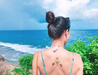 Tatuaż kolorowe kolibry damski na rękę Paperself