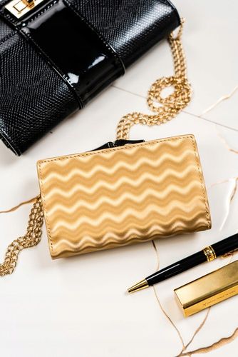 skórzany portfel damski na bigiel i zatrzask ze wzorem fal - lorenti na Arena.pl