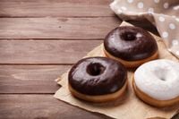 FOTOTAPETA kuchenna PĄCZKI DONUTY DESKI CUKIERNIA