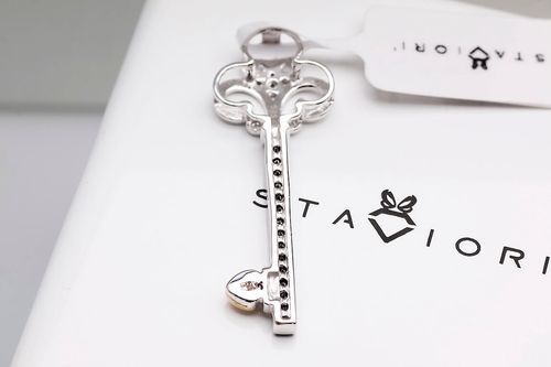 wisiorek kluczyk złoto z czarnymi i białymi diamentami na Arena.pl