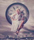 FOTOTAPETA KOBIETA W SUKIENCE ZEGAR MIASTO 200x130