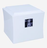 Biała drewniana urna ze zdjęciem Czarno-białe