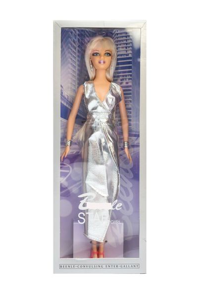 Lalka w srebrnej sukni zdjęcie 1