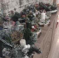 stroik świąteczny ze świecą na desce