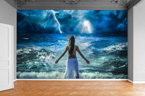 Fototapeta KOBIETA NA TLE BURZY 370x250 na Arena.pl