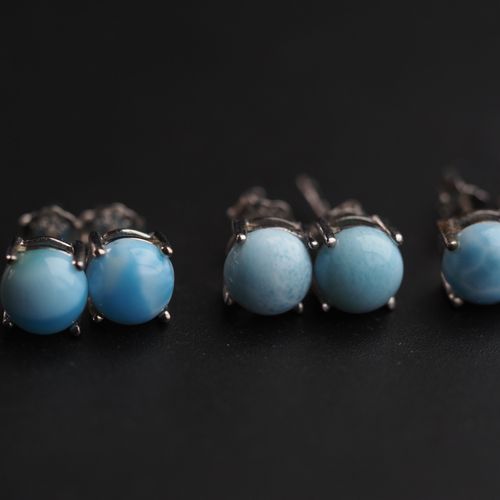 Kolczyki sztyfty - Larimar okrągły i srebro rodowane na Arena.pl