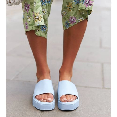 Niebieskie klapki na platformie r.40 na Arena.pl