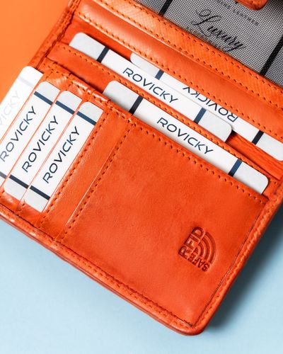 portfel damski zamykany na zatrzask w pomarańczowym kolorze - rovicky na Arena.pl