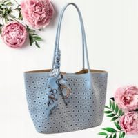 Elegancka Damska Torebka damska ażurowa z apaszką i kosmetyczką Niebieska
